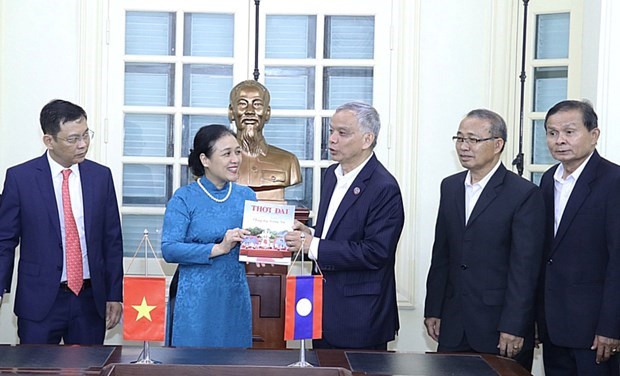Vietnam, Laos seek closer people-to-people exchange hinh anh 1