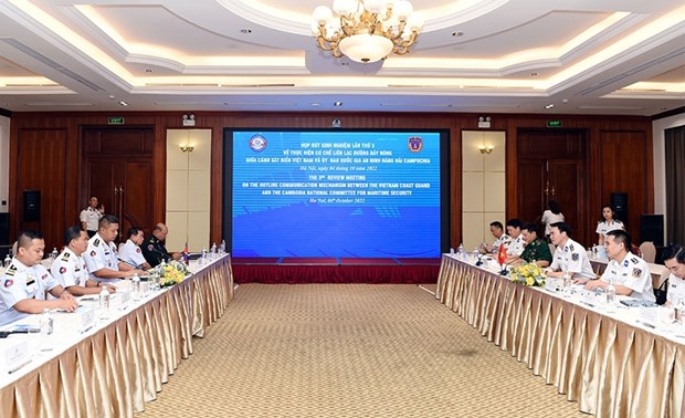 Vietnamese, Cambodian coast guards benefit from hotline communication mechanism hinh anh 1