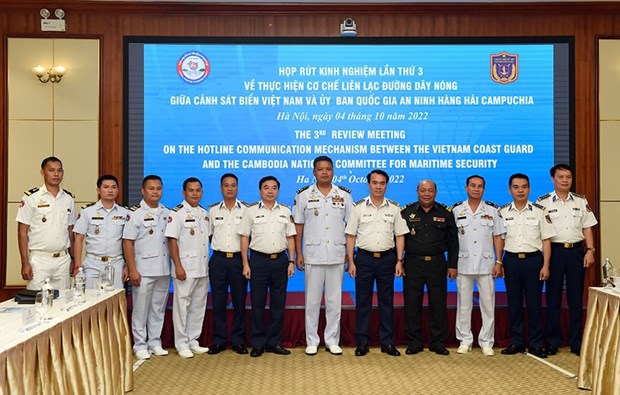Vietnamese, Cambodian coast guards benefit from hotline communication mechanism hinh anh 2