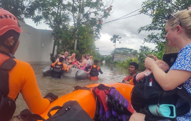 Indonesia: floods in Bali kill five, force tourists to evacuate hinh anh 1