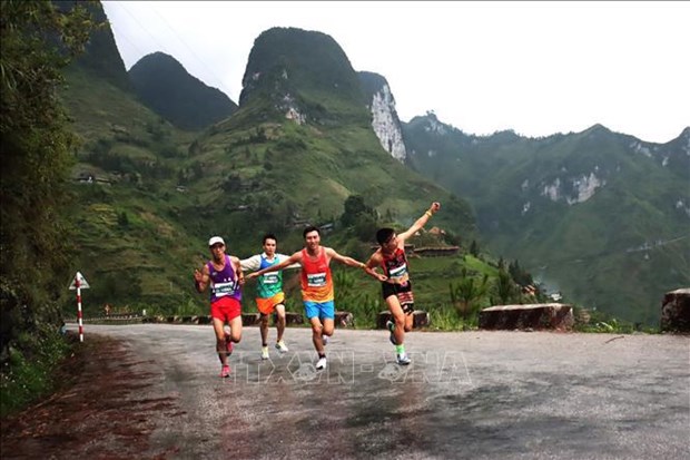 2,300 runners join “Running on Happiness Route” international marathon hinh anh 2
