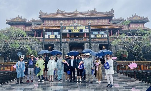 French cruise ship takes foreign tourists to Thua Thien-Hue province hinh anh 1