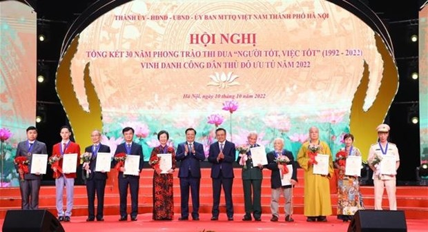 Hanoi honours ten outstanding citizens hinh anh 1