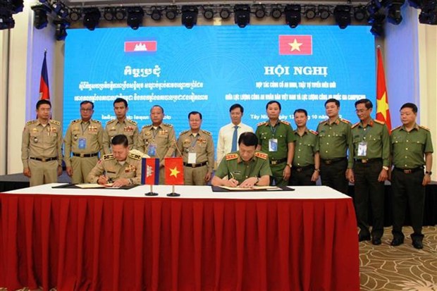 Police of Vietnam, Cambodia intensify border protection efforts hinh anh 1