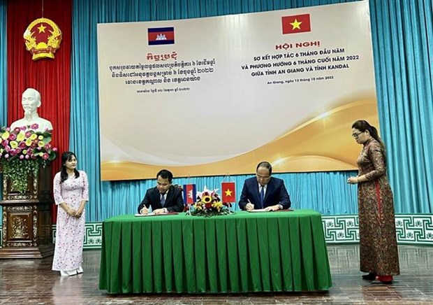 Vietnamese, Cambodian localities step up cooperation hinh anh 1