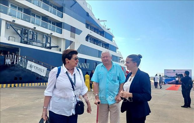 Quang Ninh province welcomes first cruise ship this year hinh anh 2