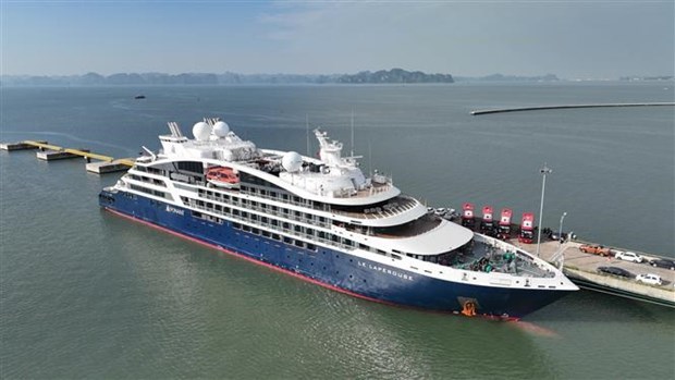 Quang Ninh province welcomes first cruise ship this year hinh anh 1
