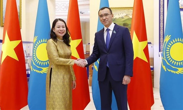 Vietnam treasures sound traditional friendship with Kazakhstan: vice president hinh anh 1