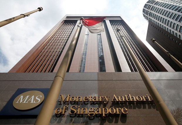 Singapore central bank tightens monetary policy to dampen inflation hinh anh 1