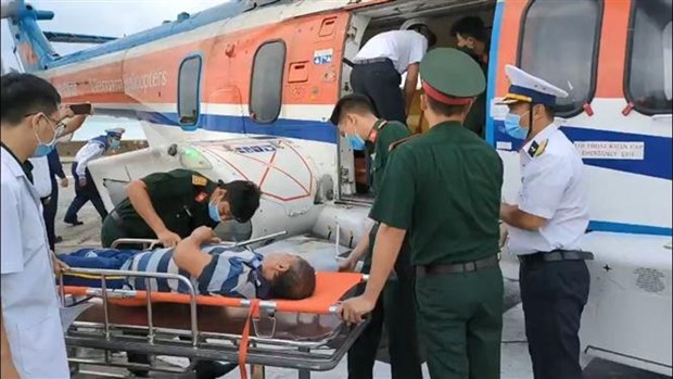 Naval helicopter brings stroke-hit fisherman to mainland for treatment hinh anh 1