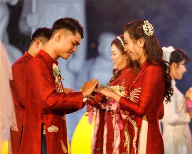 Eighteen couples tie knot in “new lifestyle” mass wedding hinh anh 1
