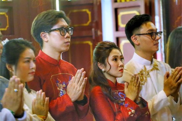 Eighteen couples tie knot in “new lifestyle” mass wedding hinh anh 2