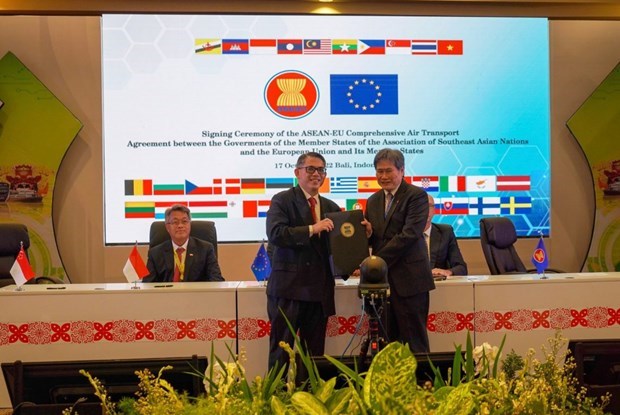 ASEAN, EU sign world’s first bloc-to-bloc air transport agreement hinh anh 1
