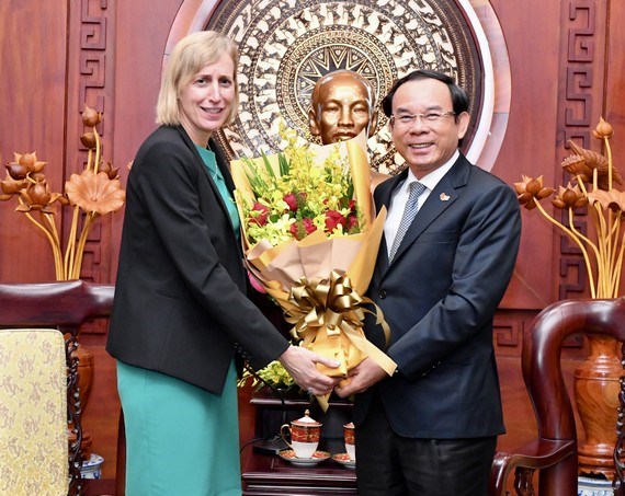 HCM City leader pledges favourable conditions for better Vietnam-US relations hinh anh 1
