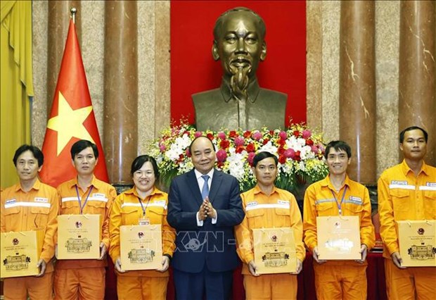 President meets outstanding workers in electricity industry hinh anh 1