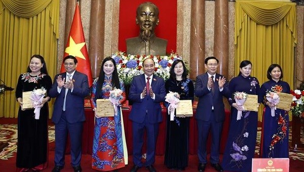 President hosts female officials, NA deputies hinh anh 1