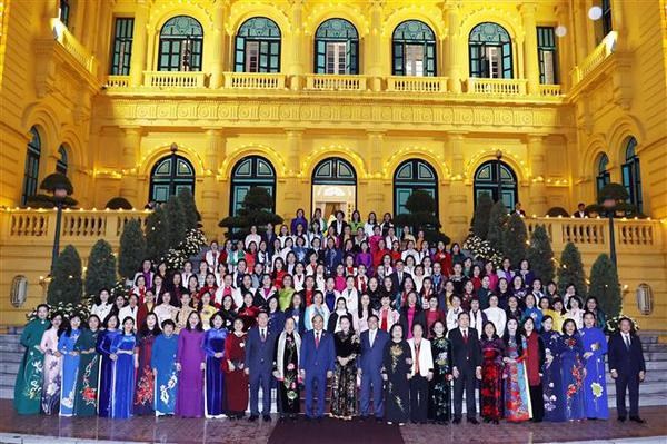 President hosts female officials, NA deputies hinh anh 2