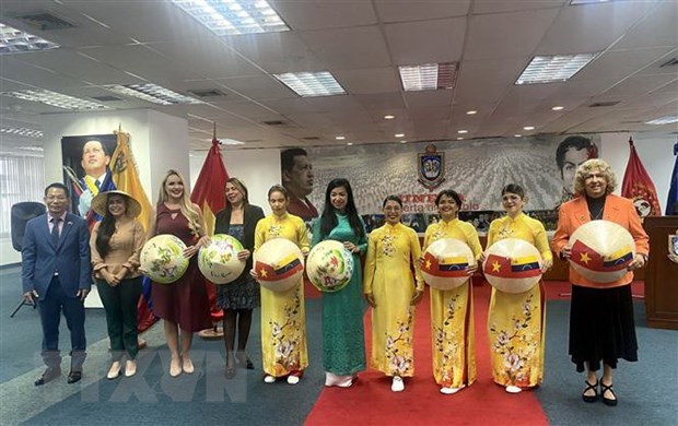 Vietnam’s traditional long dresses introduced in Venezuela hinh anh 1