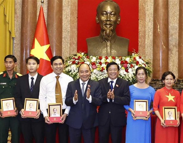 State leader commends emulation exemplars from Vinh Long province hinh anh 1