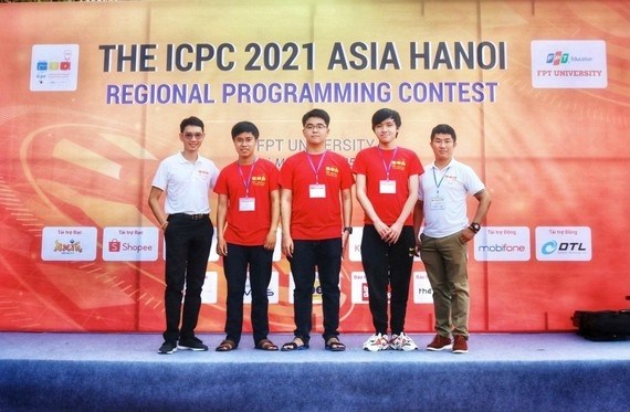 Students top global programming challenge hinh anh 1