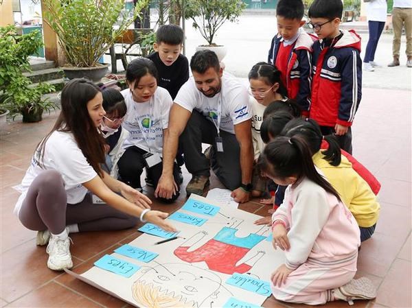 Volunteers from Israel perform teaching activities in Lao Cai hinh anh 2