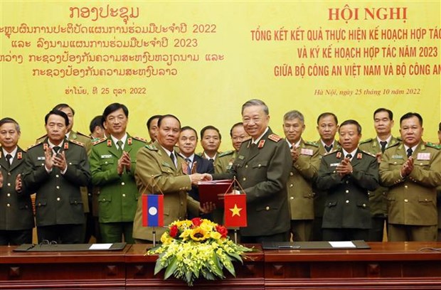 Vietnamese, Lao public security ministries tighten cooperation hinh anh 1