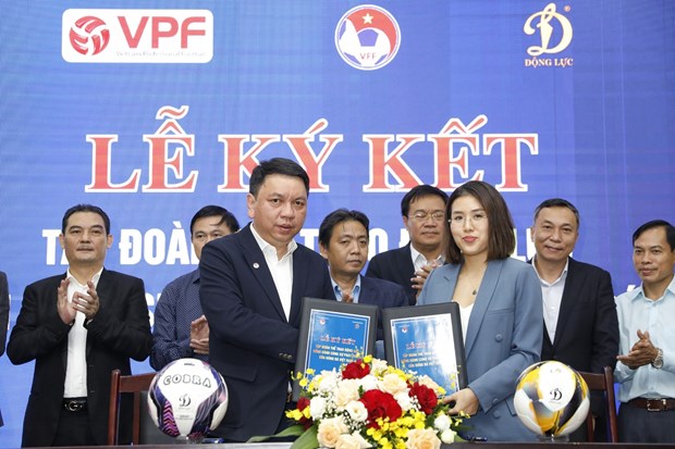 More sponsorship deals for national football tournaments signed hinh anh 1