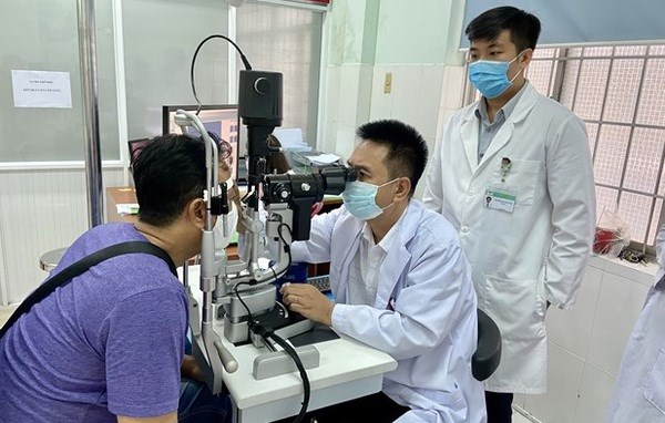 Doctor receives APAO blindness prevention award hinh anh 1
