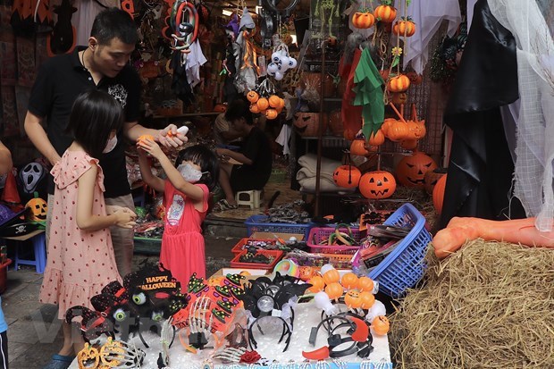 Hanoi: toy market bustling ahead of Halloween hinh anh 2
