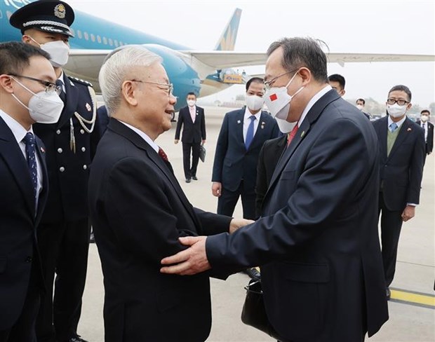 Party leader arrives in Beijing, starting China visit hinh anh 1
