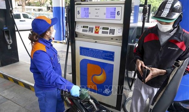 Petrol prices record third consecutive increase hinh anh 1