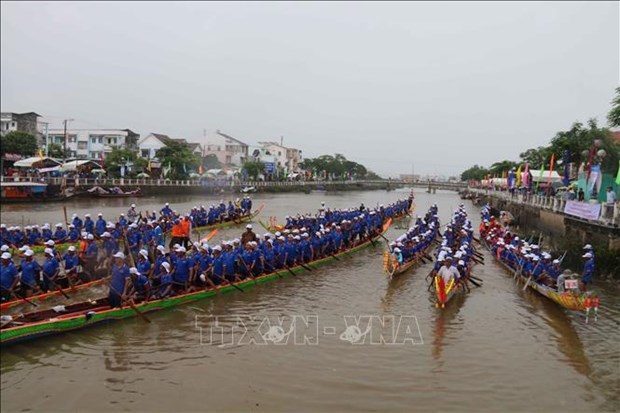 Boat race within Ok Om Bok Festival opens in Tra Vinh province hinh anh 1