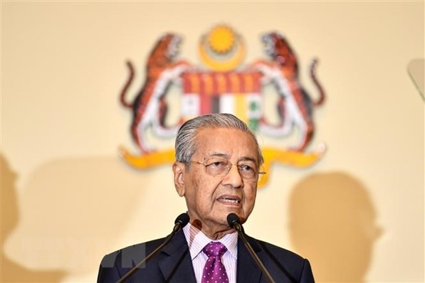 Malaysia's former PM Mahathir announces to run in general election hinh anh 1
