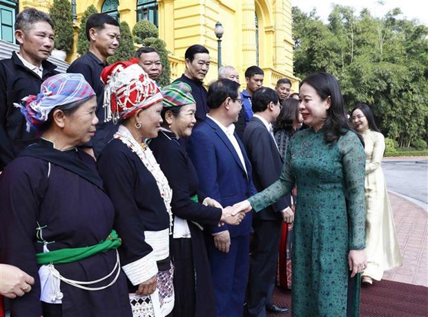 Vice President meets outstanding ethnic minority people in Lao Cai hinh anh 2