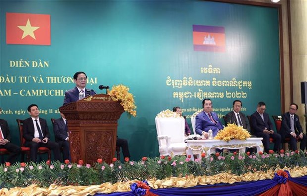 Vietnamese, Cambodian PMs attend trade and investment promotion forum hinh anh 1