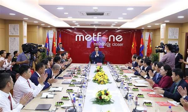 PM visits socio-economic establishments symbolising Vietnam-Cambodia cooperation hinh anh 3