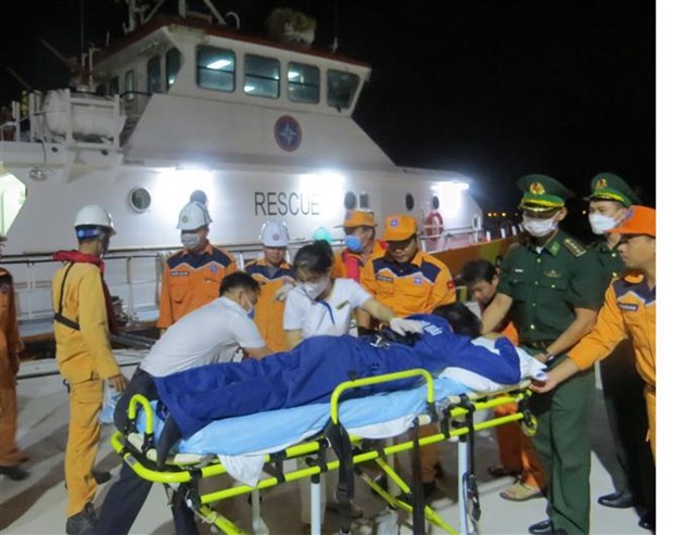Khanh Hoa: Two injured Filipino sailors brought ashore for treatment hinh anh 1