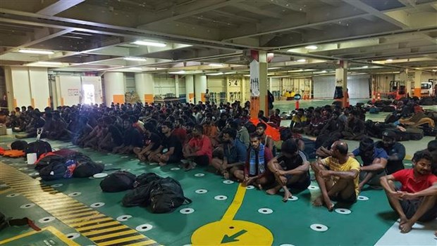 Over 300 Sri Lankan citizens in distress at sea brought ashore safely hinh anh 2