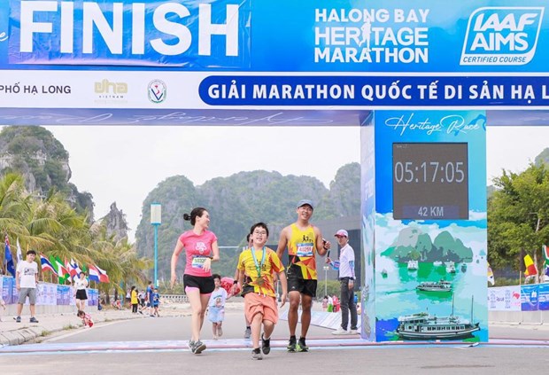 Nearly 1,200 int'l athletes to compete in Halong Bay Heritage Marathon 2022 hinh anh 2