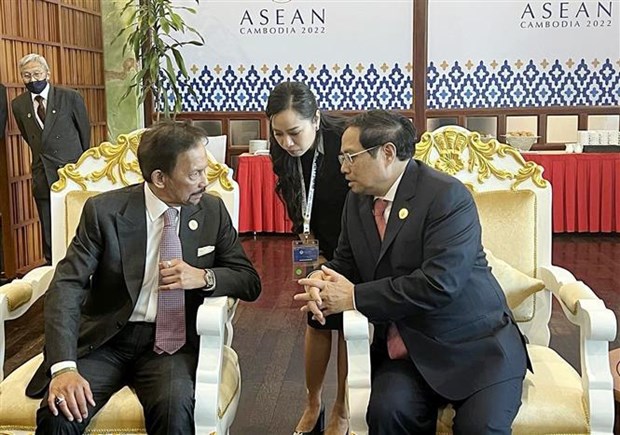 PM meets with Brunei Sultan on sidelines of ASEAN summits hinh anh 1
