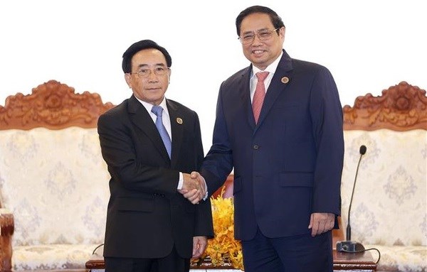 Vietnamese, Lao PMs hold talks in Phnom Penh hinh anh 1