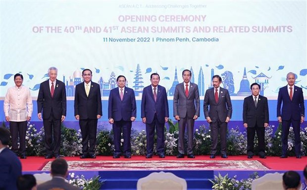 ASEAN officially kicks off 40th, 41st summits in Phnom Penh hinh anh 1