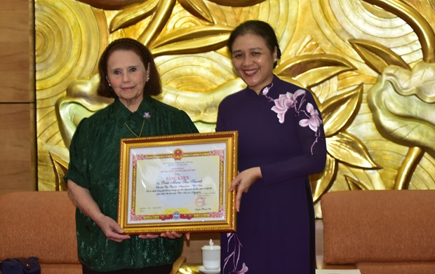 Certificate of merit conferred upon Argentine friend of Vietnam hinh anh 1