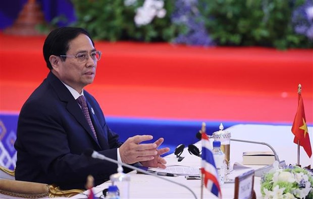 PM attends 17th East Asia Summit in Cambodia hinh anh 1