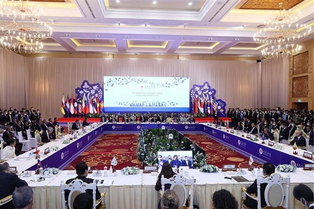 PM attends 17th East Asia Summit in Cambodia hinh anh 2