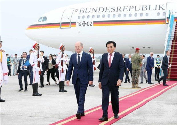 German Chancellor begins official visit to Vietnam hinh anh 1