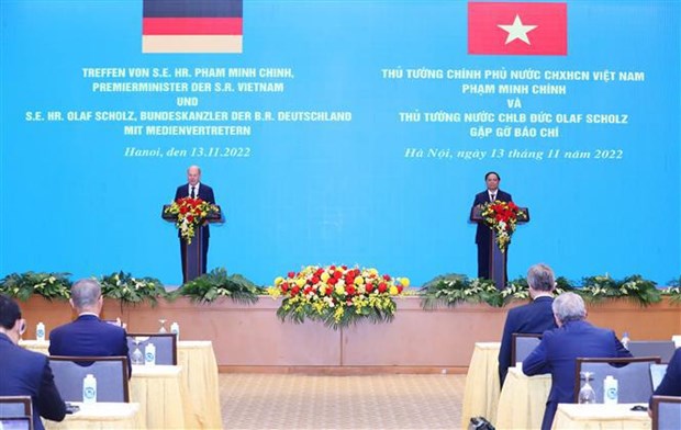 Vietnamese, German government leaders meet with press in Hanoi hinh anh 1