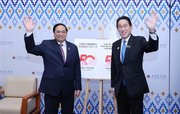 Vietnamese, Japanese PMs agree to boost bilateral ties in all fields hinh anh 1