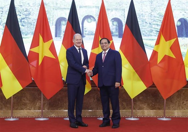 Vietnamese PM holds talks with German Chancellor hinh anh 1