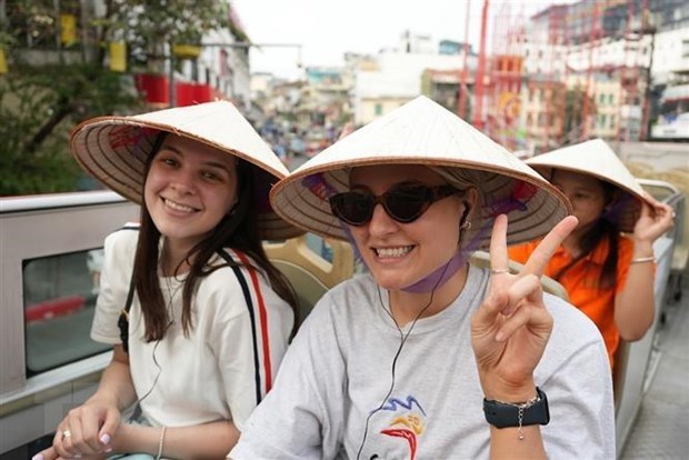 Int’l famtrip delegation experiences Hanoi’s tourism products hinh anh 1